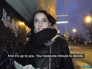 Падкая на деньги брюнетка согласилась дать пикаперу в машине