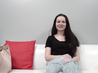 На кастинге чешская телка насаживается рабочей пилоткой на твердый стояк агента
